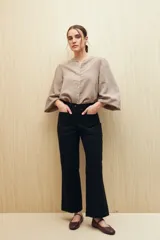 Pantalón recto negro de algodón con tiro medio y bolsillos delanteros.