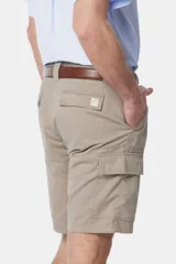 Bermuda cargo color gris oscuro, con bolsillos laterales y traseros con solapa. Incluye cinturón de cuero marrón.