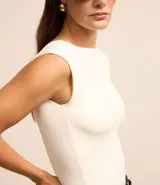 Blusa sin mangas color blanco, con cuello redondo y espalda abierta con escote en U.