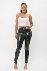 Pantalón de látex negro con cierre frontal y botón.