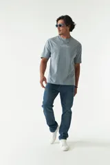 Jean de calce regular, tiro medio, con logo bordado y pasa cintos.