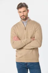 Sweater color beige de tejido de punto con cuello alto y cierre parcial con cremallera.