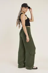 Remera musculosa negra de algodón.