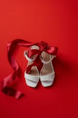 Sandalias de tacón bajo color beige con textura símil piel de serpiente. Tienen una tira delgada sobre los dedos y una pulsera con hebilla al tobillo.