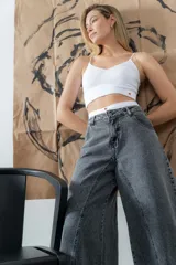 Pantalón de jean gris oscuro, de corte extra wide, tiro alto y bolsillos delanteros y traseros.