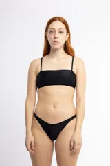 Top de bikini negro con escote recto y tirantes finos.