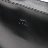 Cartera tipo tote de cuero color negro con doble asa, una corta y otra larga regulable. Cierre superior con cremallera y logo XL grabado en el frente.