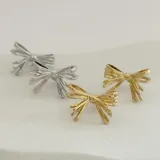 Par de aros plateados con forma de moño.