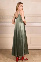 Vestido largo de raso color verde oliva, con breteles finos y escote en V.