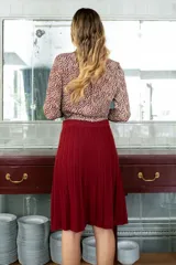 Falda midi tejida con pretina ancha elastizada, color negro y diseño tableado, de la marca Ninety.