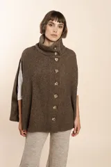 Capa marrón de lana con cuello alto abotonado y aberturas laterales.