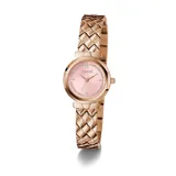 Reloj Guess con caja redonda y malla de acero inoxidable color oro rosa. El dial es rosa con indicadores de cristal.
