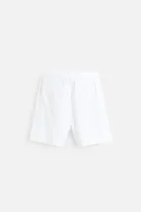 Bermuda negra regular fit confeccionada en tejido con mezcla de algodón y lino. Cintura elástica ajustable con cordón. Pliegues frontales. Bolsillos laterales y traseros de vivo. Cierre frontal con cremallera y botón.