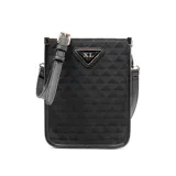 Bandolera negra con estampado geométrico en símil cuero, con logo triangular metálico dorado en el frente. Tiene correa regulable, acceso con botón imantado, un compartimento principal y un bolsillo interno con cierre.