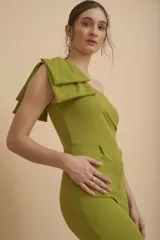 Enterito largo color verde oliva, de un hombro, con moño grande en el hombro.