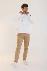 Pantalón cargo color beige, de corte recto y tiro medio, con bolsillos laterales con solapa y bolsillos traseros.