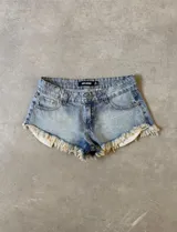 Short de jean de tiro alto, color celeste desgastado con efecto acid wash y roturas. Presenta un dobladillo deshilachado y desprolijo en el ruedo.