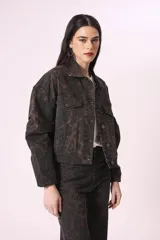 Campera de jean con estampado animal print en tonos marrones y negros.