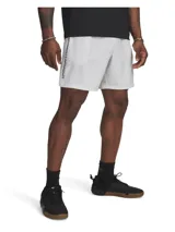 Short deportivo Under Armour color gris claro con logo de la marca en negro a lo largo de la pierna izquierda.