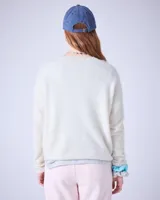 Sweater negro de cashmere cepillada con cuello en V, corte oversize, mangas largas y terminaciones acanaladas.