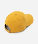 Gorra de sarga color mostaza con ala curva, bordado frontal con la palabra "cervejinha" en blanco y ajuste trasero con hebilla metálica.