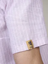Camisa de manga corta a rayas verticales color lila y blanco, confeccionada en mezcla de lino y algodón.