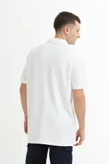 Remera polo gris de manga corta con cuello clásico y tapeta de dos botones.