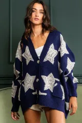 Cárdigan oversize de punto azul marino con estampado de estrellas blancas, cuello en V y cierre frontal con botones.