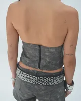 Top halter gris con efecto lavado, escote en V y espalda descubierta.