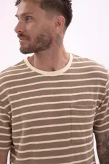 Remera de manga corta con cuello redondo y estampado de rayas horizontales en tonos marrón y beige.