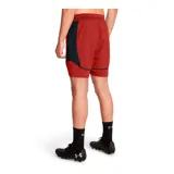 Short deportivo Under Armour Challenger Pro color rojo con paneles laterales negros y ribete negro en el ruedo.