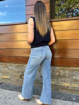 Pantalón de jean celeste de corte recto.