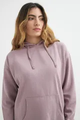 Buzo hoodie lila con capucha y cordones ajustables, bolsillo tipo canguro y corte holgado.