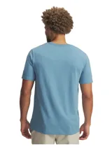 Remera Under Armour de hombre, color celeste, de manga corta y cuello redondo. Presenta logo discreto en el pecho.