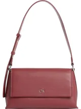 Cartera de hombro color burdeos de Calvin Klein, en textura pebble, con correa ajustable y cierre magnético.
