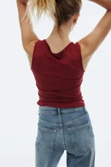 Musculosa corta de microfibra color rojo oscuro, de ajuste entallado con escote cuadrado pronunciado y bajo recto.