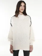 Sweater de manga larga con diseño entrelazado en los hombros, color claro y textura suave.