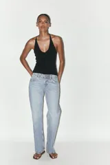 Top negro de cuello halter con escote pico y tiras finas en la espalda.