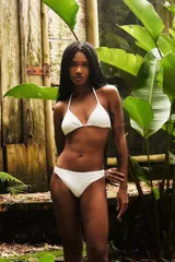 Conjunto de bikini blanco con corpiño triangular con tirantes finos y bombacha clásica.