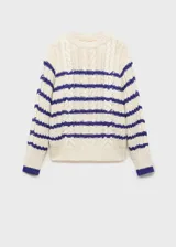 Sweater de punto grueso color crudo con rayas horizontales color violeta.
