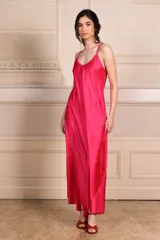 Vestido largo negro de breteles finos y escote en V.