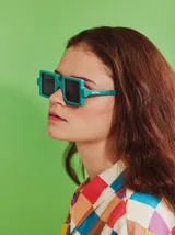 Lentes de sol con marco cuadrado color turquesa y cristales negros. Fabricados en Italia con acetato japonés. Diseñados en Uruguay.