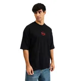 Remera negra de manga corta con logo Billabong ovalado en rojo en el pecho.