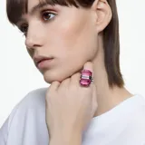 Anillo con cristal rosa central, engarzado en una estructura de metal plateado con baño de rodio. Cuenta con un innovador cierre magnético.