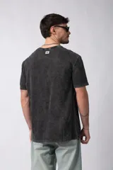 Remera color borgoña con efecto gastado, corte semi oversize y mangas cortas.