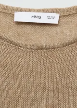 Sweater de punto fino color beige, de cuello redondo y manga larga.