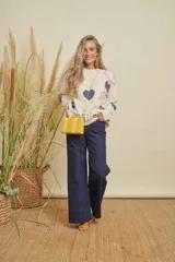 Jeans de mujer color azul oscuro, de corte recto y tiro alto.