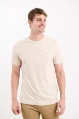 Remera negra de manga corta con cuello redondo y logo pequeño bordado en el pecho.