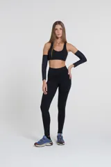 Calza larga negra de tiro alto, confeccionada en tejido de poliamida y elastano.