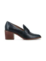 Zapato de cuero azul marino con taco de madera.